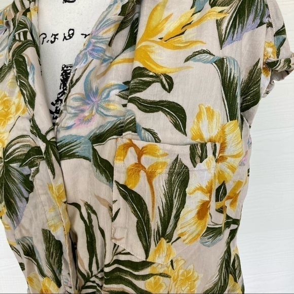 Old Navy | Floral Tropical Hawaiian Tie-Front Crop Button Down - Picture 2 of 6